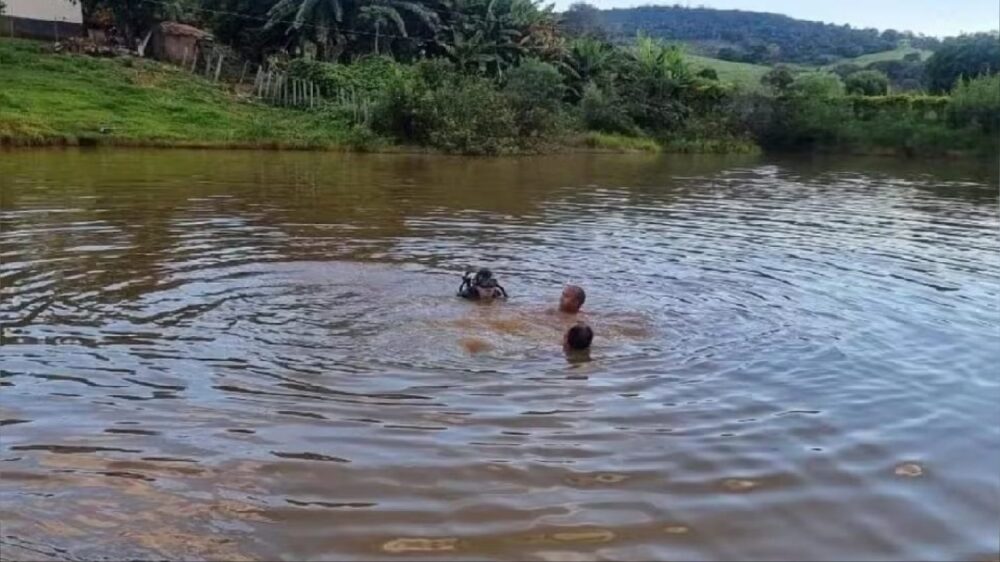 Homem morre afogado em lagoa enquanto nadava com sobrinho em MG