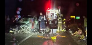 Violenta batida entre ônibus e carro deixa vítima presa às ferragens na BR-116 Violenta batida entre ônibus e carro deixa vítima presa às ferragens na BR-116