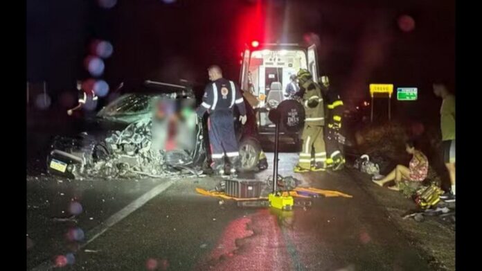 Violenta batida entre ônibus e carro deixa vítima presa às ferragens na BR-116