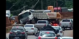 Carreta atinge mureta, fica em formato de “L” e interdita BR-381 Carreta atinge mureta, fica em formato de "L" e interdita BR-381