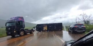 Carreta tomba na BR-040 perto do Alphaville Carreta tomba na BR-040 perto do Alphaville