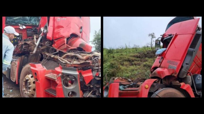 Colisão entre carretas na BR-040, em Itabirito, deixa destruída uma das cabines  