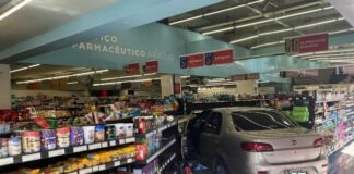 Condutora perde controle do carro e vai parar dentro de uma Drogaria Araújo em Belo Horizonte Condutora perde controle do carro e vai parar dentro de uma Drogaria Araújo em Belo Horizonte