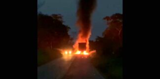 Na MG-262, em Mariana, caminhão pega fogo e mobiliza bombeiros Na MG-262, em Mariana, caminhão pega fogo e mobiliza bombeiros