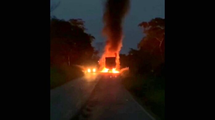 Na MG-262, em Mariana, caminhão pega fogo e mobiliza bombeiros