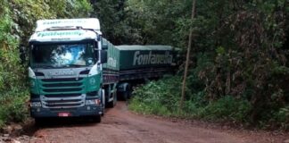 Itabirito: GPS “joga” carreta em via de difícil passagem e veículo trava trânsito em Ribeirão do Eixo Itabirito: GPS "joga" carreta em via de difícil passagem e veículo trava trânsito em Ribeirão do Eixo