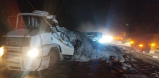 Acidente na BR-040, em Itabirito: caminhão derrama cimento nas proximidades de Ribeirão do Eixo Acidente na BR-040, em Itabirito: caminhão derrama cimento nas proximidades de Ribeirão do Eixo