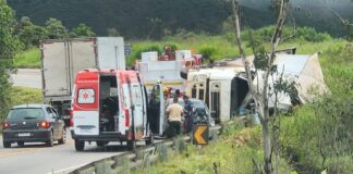 BR-356, Ouro Preto: colisão lateral entre carro e caminhão de frutas deixa duas pessoas feridas