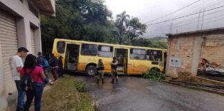 Ônibus bate em muro após perder o freio e deixa onze pessoas feridas em Belo Horizonte