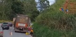 Carreta com cerveja estraga e carga é saqueada na BR-381; VEJA VÍDEO Carreta com cerveja estraga e carga é saqueada na BR-381; VEJA VÍDEO