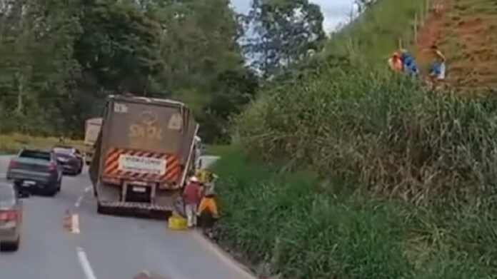 Carreta com cerveja estraga e carga é saqueada na BR-381; VEJA VÍDEO