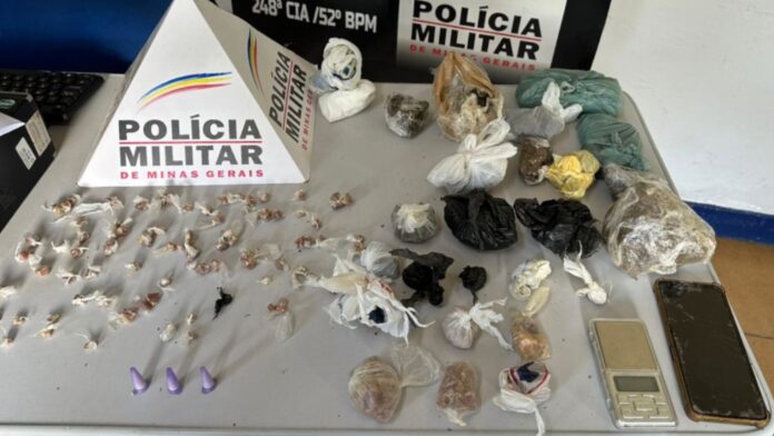 Ouro Preto: traficantes fogem e abandonam 96 pedras de crack e outras drogas no Padre Faria
