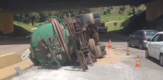 Acidente na BR-040: caminhão tomba no trevo do Olhos D’água, em Belo Horizonte Acidente na BR-040: caminhão tomba no trevo do Olhos D'água, em Belo Horizonte