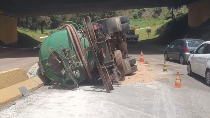 Acidente na BR-040: caminhão tomba no trevo do Olhos D'água, em Belo Horizonte