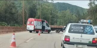 Vitima é conduzida de helicóptero para o hospital após acidente entre moto e caminhão na BR-040