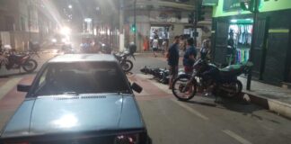 Itabirito: condutor sem CNH em moto com placa levantada foge da GM e bate em carro Itabirito: condutor sem CNH em moto com placa levantada foge da GM e bate em carro