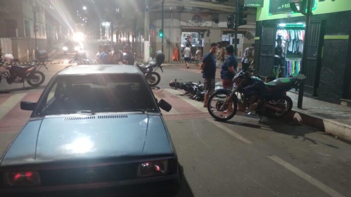 Itabirito: condutor sem CNH em moto com placa levantada foge da GM e bate em carro  