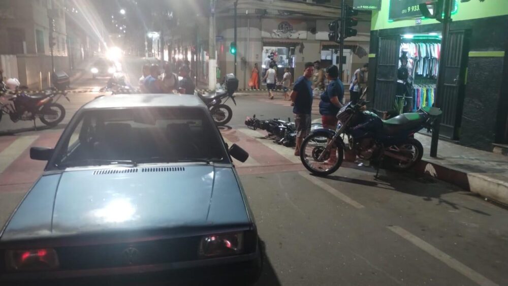 Itabirito: condutor sem CNH em moto com placa levantada foge da GM e bate em carro  