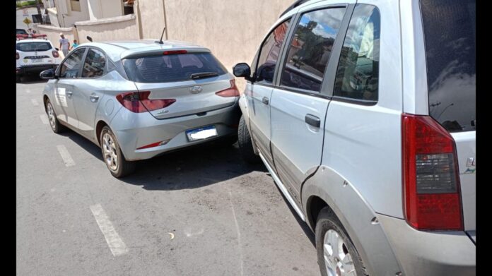 Em morro íngreme, freio de mão falha e carro acerta automóvel da Prefeitura de Itabirito  