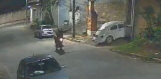 Itabirito: 2 sujeitos em moto dão tiros contra porta de bar fechado e assustam Bela Vista; VÍDEO Itabirito: 2 sujeitos em moto dão tiros contra porta de bar fechado e assustam Bela Vista; VÍDEO