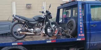 Itabirito: apesar do veículo em dia e do condutor com CNH, moto é removida por estar com placa levantada Itabirito: apesar do veículo em dia e do condutor com CNH, moto é removida por estar com placa levantada