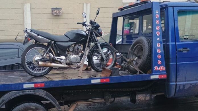 Itabirito: apesar do veículo em dia e do condutor com CNH, moto é removida por estar com placa levantada