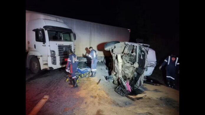 Acidente entre van que transportava pacientes e caminhão mata 3 pessoas na BR-251