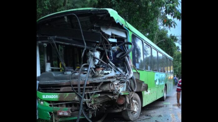 Grande BH: ônibus e carreta batem de frente; acidente deixa motorista em estado grave e outros feridos