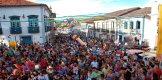 Carnaval Mariana 2024: caricaturas de Camaleão dão vida às lendas urbanas de assombração