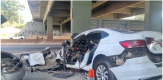 Taxista morre após bater em coluna de viaduto no Anel Rodoviário Taxista morre após bater em coluna de viaduto no Anel Rodoviário