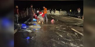 Motociclista é atingida e fica em estado grave após carreta que transportava metais tombar na BR-040 A pista ficou interditada durante boa parte da manhã - Foto: PRF