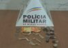 Ouro Preto: traficante é preso com 24 pedras de crack e 9 buchas de maconha no bairro Novo Horizonte As drogas e o dinheiro foram apreendidos pela Polícia Militar - Foto: Polícia Militar