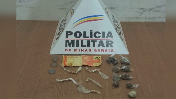 As drogas e o dinheiro foram apreendidos pela Polícia Militar - Foto: Polícia Militar