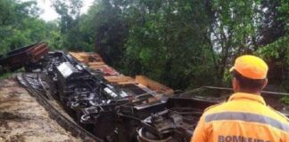 MG: trem descarrila, cai em cratera, espalha óleo diesel e deixa dois maquinistas feridos MG: trem descarrila, cai em cratera, espalha óleo diesel e deixa dois maquinistas feridos