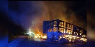 Duas pessoas morreram após batida frontal entre carretas na BR-262, em Minas Gerais O incêndio interditou a BR-262 - Foto: PRF