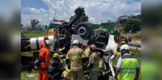 Motorista fica preso em meio às ferragens da cabine após carreta tombar na BR-381; veja fotos Motorista fica preso em meio às ferragens da cabine após carreta tombar na BR-381; veja fotos