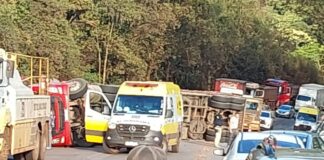 BR-040, Itabirito: carreta tomba, derrama carga e gera congestionamento no trânsito A carreta ficou atravessada na pista - Foto: Redes Sociais