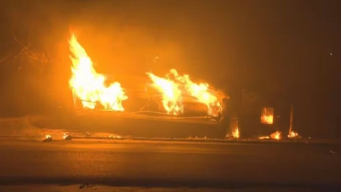 Nesta quinta-feira (14/3), um caminhão carregado com combustível capotou e pegou fogo. O motorista foi morto carbonizado e nove vítimas ficaram feridas. O acidente foi na MGC-262, próximo ao Anel Rodoviário, no bairro Goiânia, em Belo Horizonte.