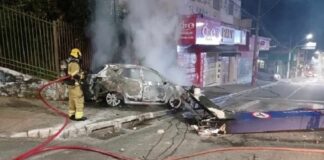 MG: carro bate durante “racha” e pega fogo MG: carro bate durante "racha" e pega fogo