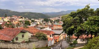 Nova Lima: poste cai em cima de carro e ocupantes ficam no veículo por risco de eletrocussão Nova Lima: poste cai em cima de carro e ocupantes ficam no veículo por risco de eletrocussão