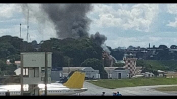 2 morrem carbonizados em queda de avião de pequeno porte no Aeroporto da Pampulha, em BH