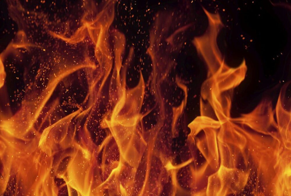 Lavras Novas, Ouro Preto: corpo carbonizado é encontrado após incêndio em residência
