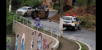 Itabirito: carro perde freio, desce desgovernado um morro no Padre Adelmo e tomba após atingir barranco Itabirito: carro perde freio, desce desgovernado um morro no Padre Adelmo e tomba após atingir barranco