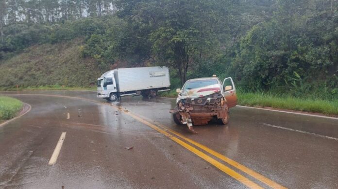 Itabirito, BR-356 molhada: caminhão e caminhonete de empresa se envolvem em acidente na Serra da Santa