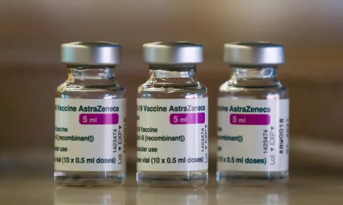 Vacina anticovid da AstraZeneca, em casos raros, pode causar trombose