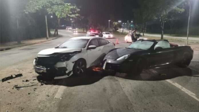 Porsche invade contramão e colide frontalmente contra Honda Civic, em Belo Horizonte