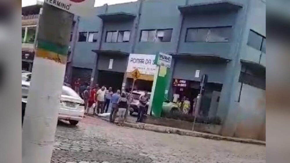 Itabirito, entre Artur Bernardes e Dr. Eurico Rodrigues: batida entre carro e moto deixa motociclista ferida