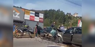 Ouro Preto: batida frontal deixa 2 vítimas presas em veículos na BR-356 Ouro Preto: batida frontal deixa 2 vítimas presas em veículos na BR-356