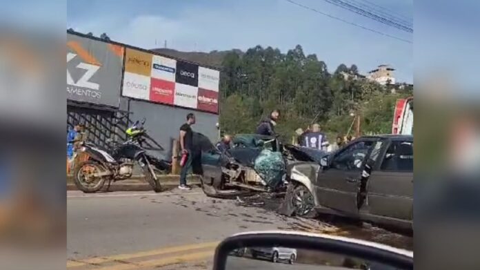 Ouro Preto: batida frontal deixa 2 vítimas presas em veículos na BR-356