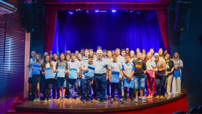 Alunos premiados nas olimpiadas são homenageados em Itabirito. Foto - reprodução.